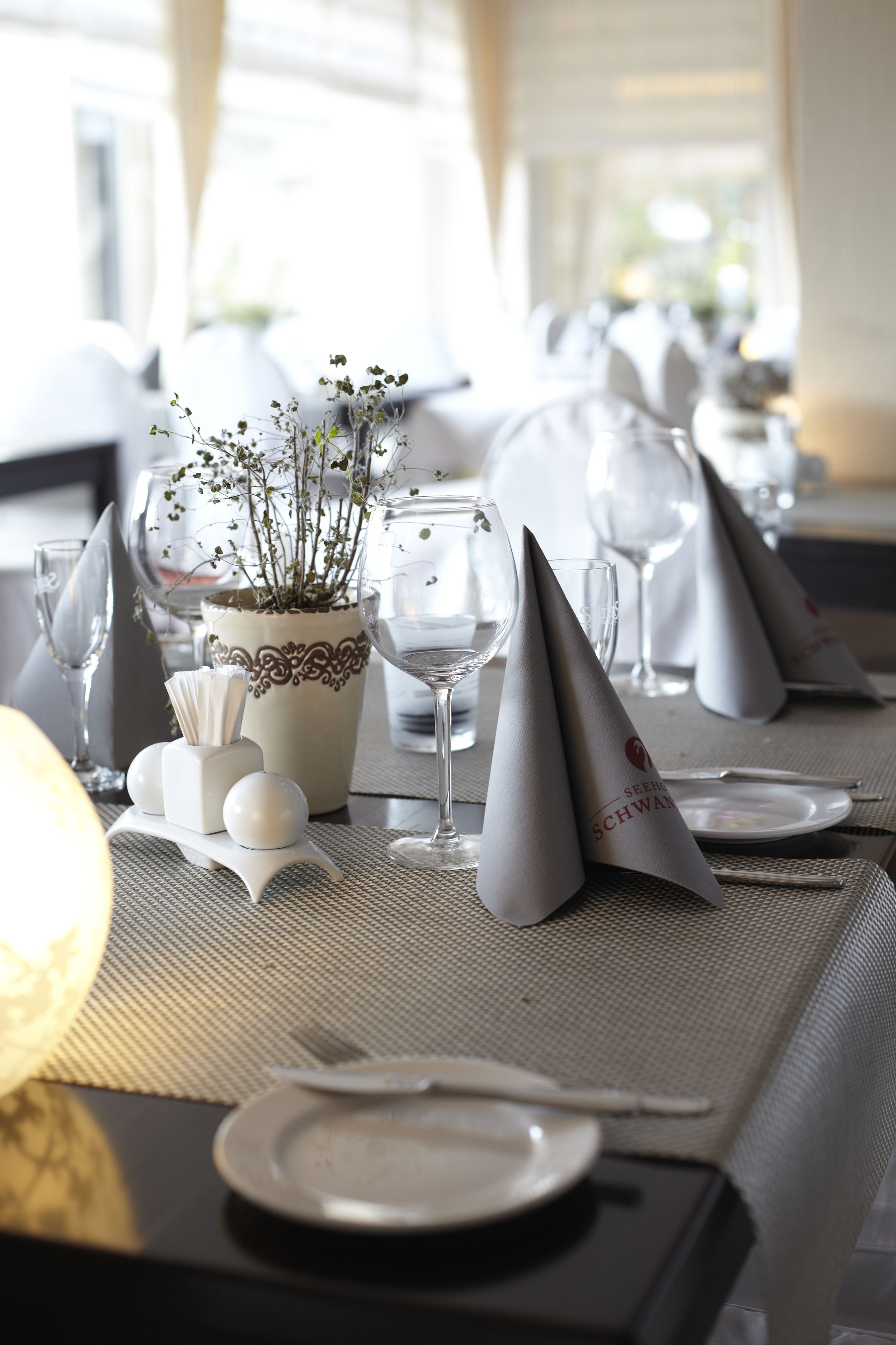 breakfast, dinner served; international cuisine, al fresco dining