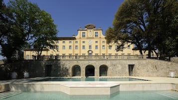 2 piscines extérieures