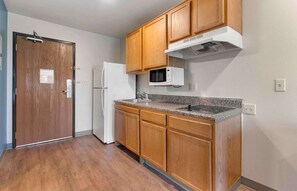 Estudio estándar, 2 camas Queen size, para no fumadores, refrigerador y microondas | Cocina privada | Refrigerador con congelador, microondas y parrilla de estufa 