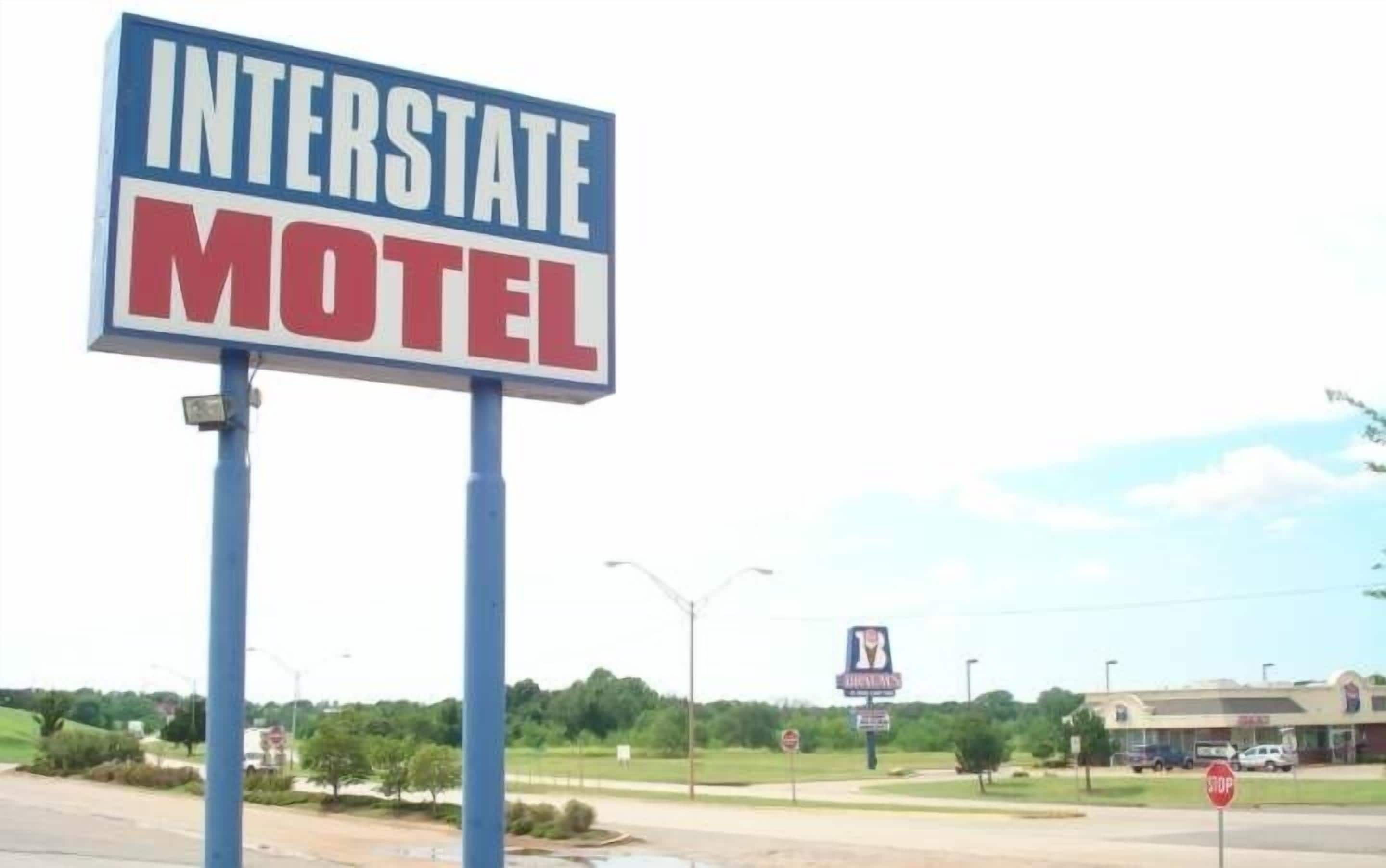 A sign for an Interstate Motel.