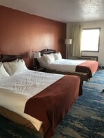 Habitación estándar, 2 camas de matrimonio, fumadores | Sistema de insonorización, tabla de planchar con plancha, wifi gratis