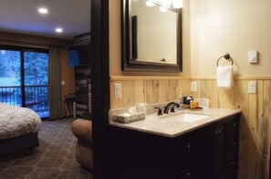 Mountain Lodge King Room | Water view - Inn on Fall River & Fall River Cabins (Estes Park)