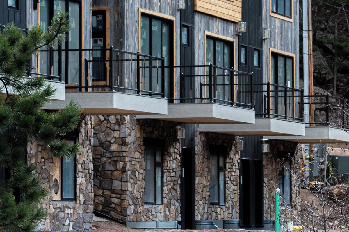 Un immeuble à plusieurs étages, doté d’une façade en pierre, de grandes fenêtres et d’un balcon.