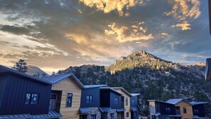 Hypo-allergenic bedding, pillowtop beds, individually decorated - Inn on Fall River & Fall River Cabins (Estes Park)
