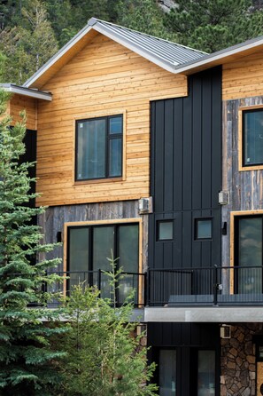 Hypo-allergenic bedding, pillowtop beds, individually decorated - Inn on Fall River & Fall River Cabins (Estes Park)