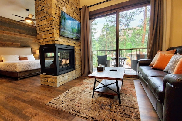 Suite Khas, 1 Tempat Tidur King, jet tub, pemandangan gunung | Area keluarga | TV dan perapian