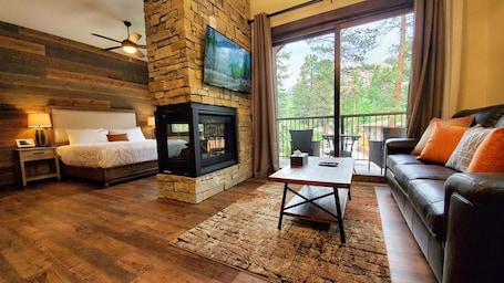 Suíte com design assinado, 1 cama King, banheira de hidromassagem, vista para a montanha | Área de estar | TV, lareira. Inn on Fall River & Fall River Cabins