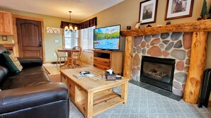 Living area - Inn on Fall River & Fall River Cabins (Estes Park)