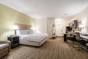 Premium bedding, in-room safe, individually furnished, desk - Candlewood Suites Portland Airport by IHG (Portland)