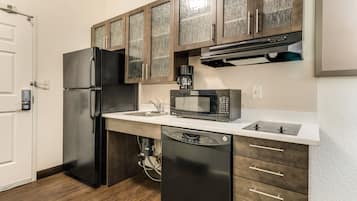 Refrigerador con freezer, microondas, placa de cocina, lavavajillas