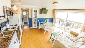 Habitación, baño privado (8) | Cocina privada | Microondas, cafetera y tetera y utensilios de cocina