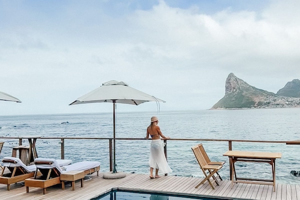 Piscina externa, guarda-sóis, espreguiçadeiras