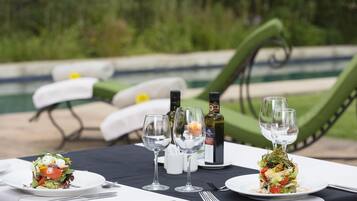 Breakfast, lunch, dinner served; British cuisine