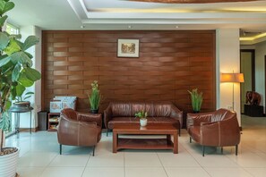 32-inch LED TV with cable channels, TV - City Inn Vientiane (Vientiane)