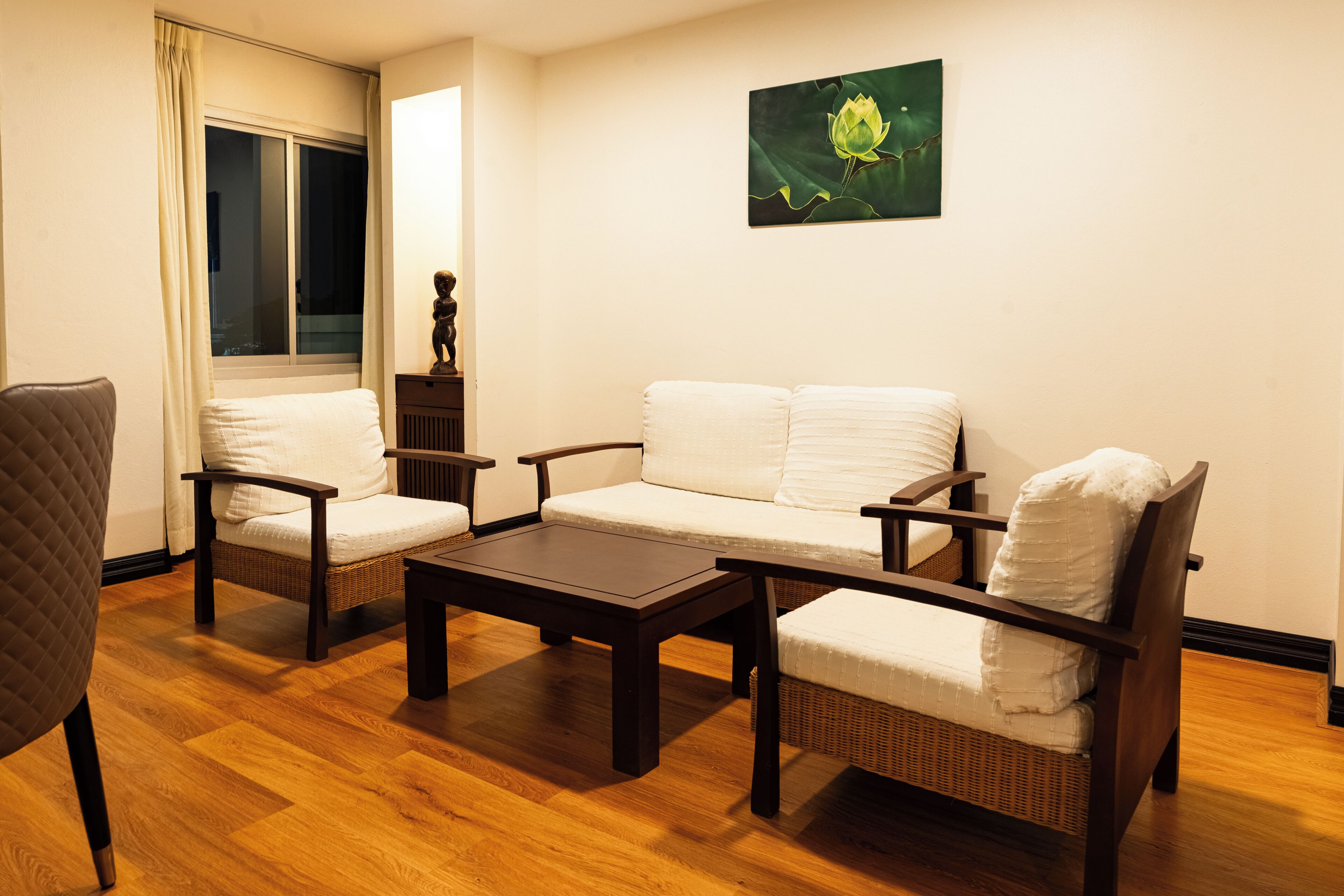 Executive Suite | Living area | 32-inch LED TV with cable channels, TV