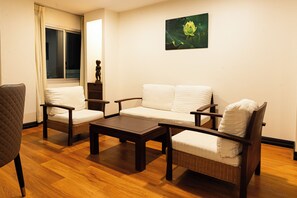 Executive Suite | Living area | 32-inch LED TV with cable channels, TV - City Inn Vientiane (Vientiane)