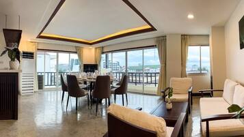 Executive Suite | Living area | 32-inch LED TV with cable channels, TV