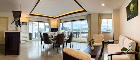 エグゼクティブ スイート | リビング エリア | 32 インチのLED テレビ (ケーブル放送視聴可)、テレビ