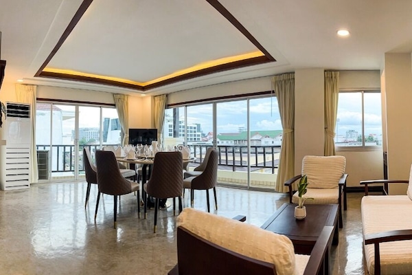 行政套房 | 起居区 | 32-英寸LED 电视 (配备有线频道)、电视