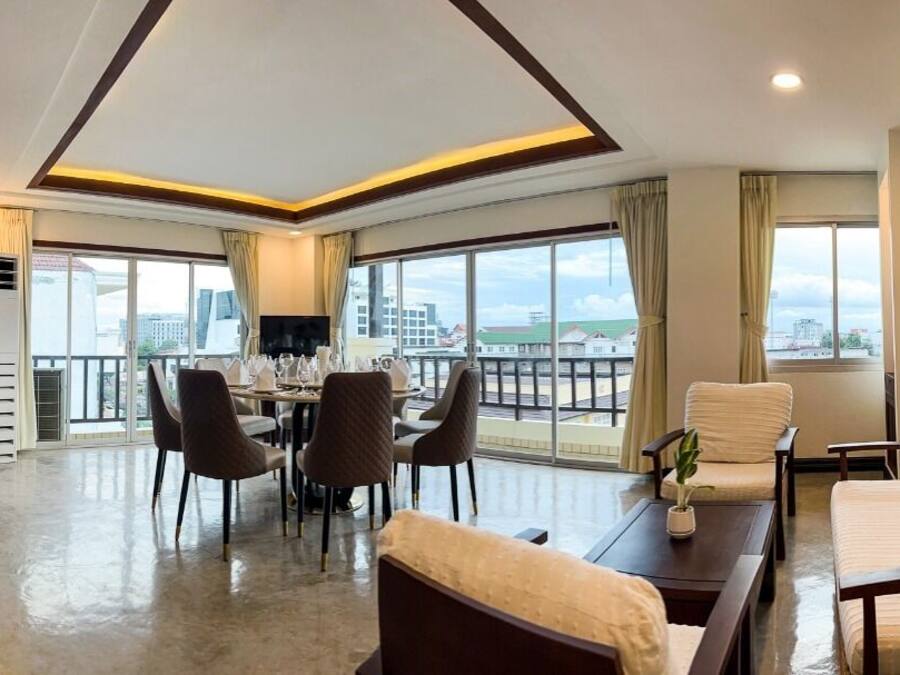 Executive Suite | Living area | 32-inch LED TV with cable channels, TV