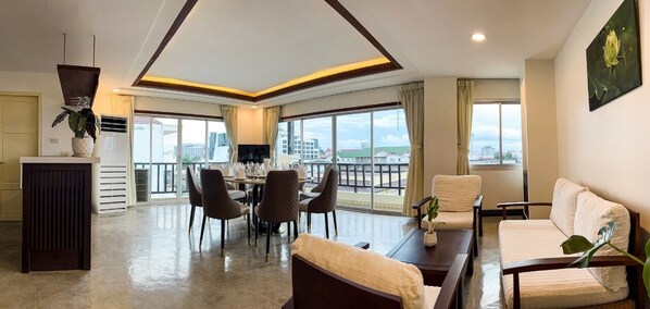 Executive Suite | Living area