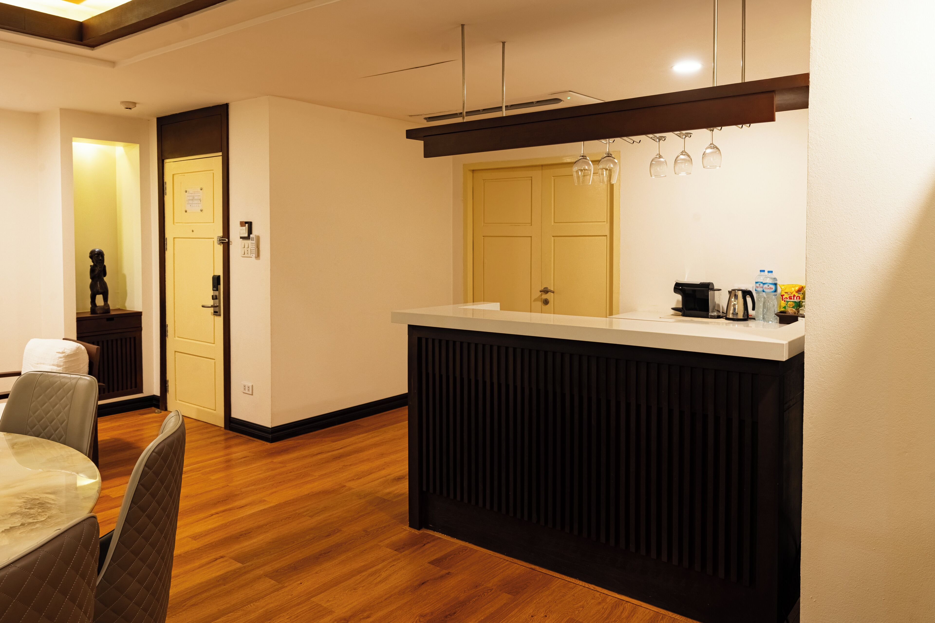 Executive Suite | Private kitchen | Fridge, coffee/tea maker, electric kettle, cookware/dishes/utensils
