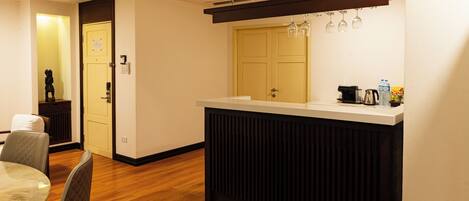 Executive Suite | Private kitchen | Fridge, coffee/tea maker, electric kettle, cookware/dishes/utensils