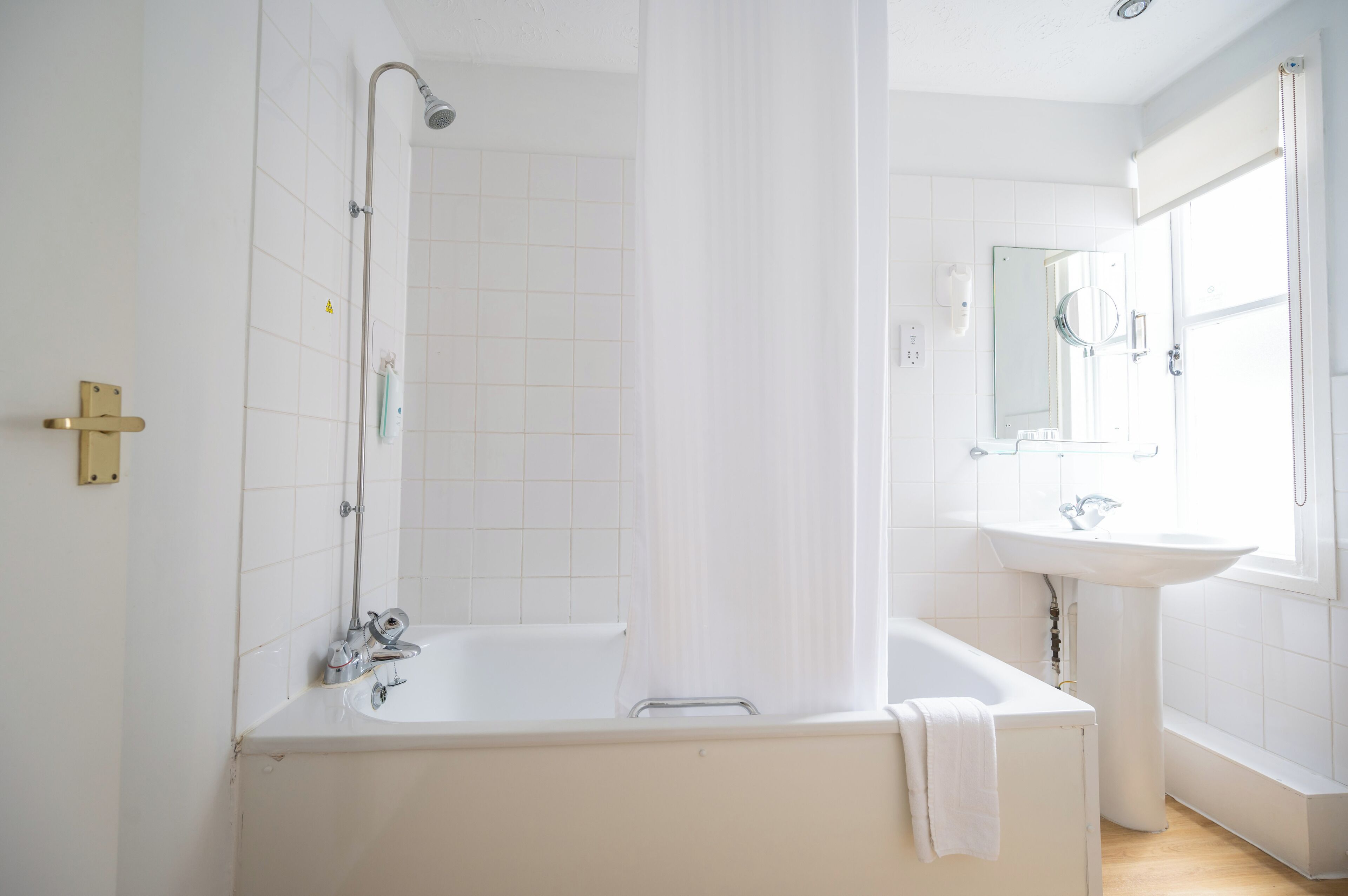 Un baño moderno con bañera, ducha y lavamanos.
