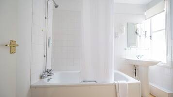 Un baño moderno con bañera, ducha y lavamanos.