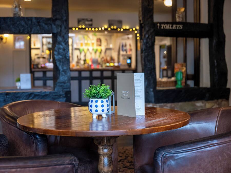 Serveert ontbijt, lunch en diner