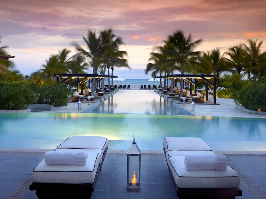 12 utendørsbassenger, bassengtelt (mot betaling) og bassengparasoller