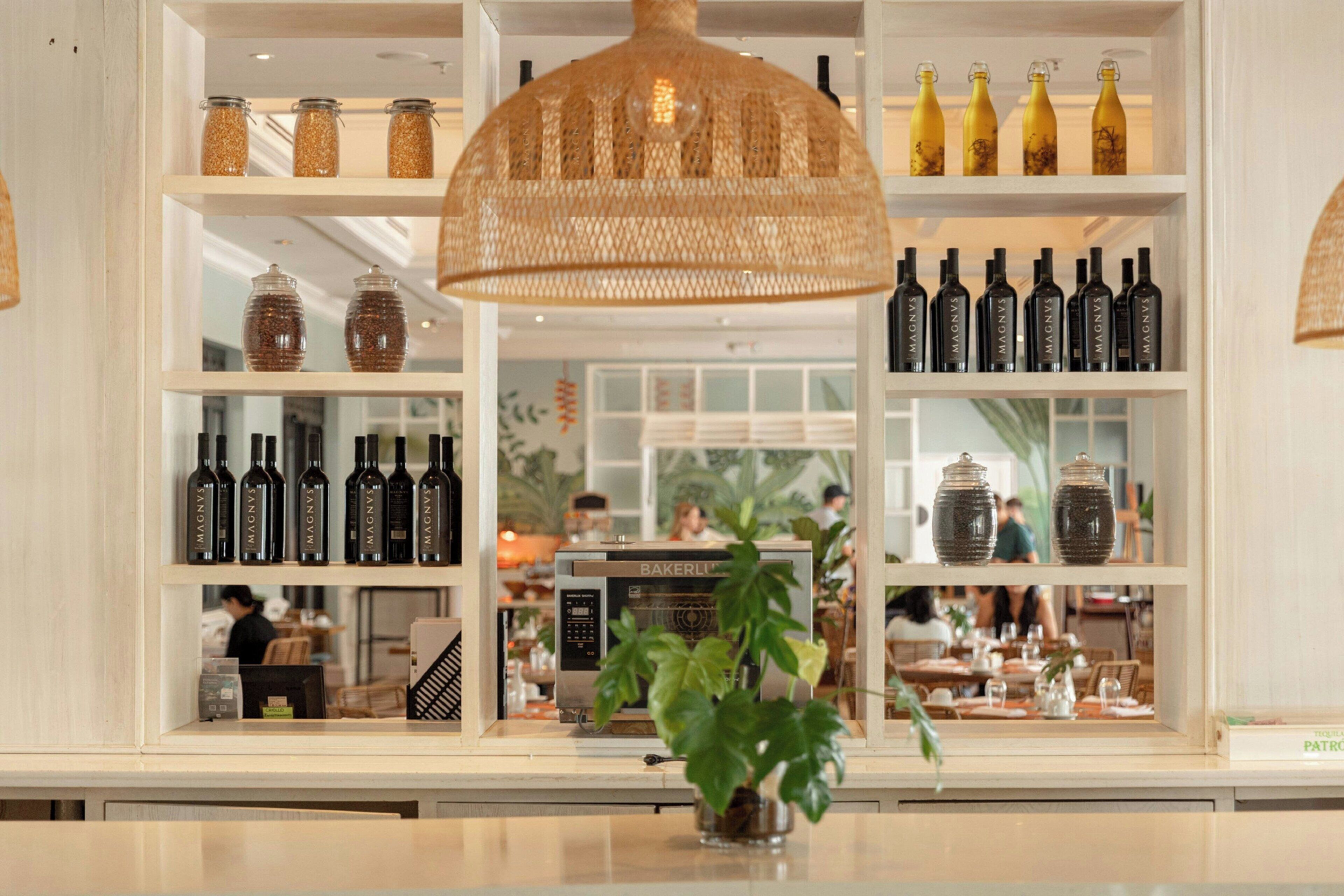 7 restaurantes; se sirven desayunos, almuerzos y cocina internacional 