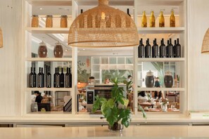 7 間餐廳;供應早餐、午餐、晚餐;多國菜