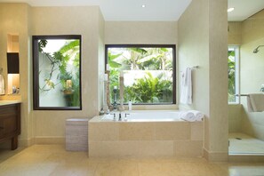 Villa, 4 habitaciones, vista al resort | Baño | Amenidades de baño de diseñador, secadora de cabello, batas, pantuflas 