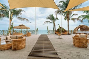 3 bares, 2 bares junto a la piscina, bar en la piscina y bar en la playa