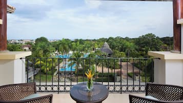 12 outdoor pools, pool cabanas (surcharge), pool umbrellas