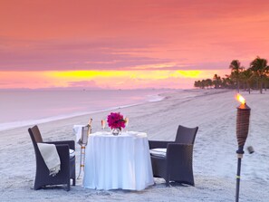 7 restaurants, breakfast, lunch, dinner served; international cuisine