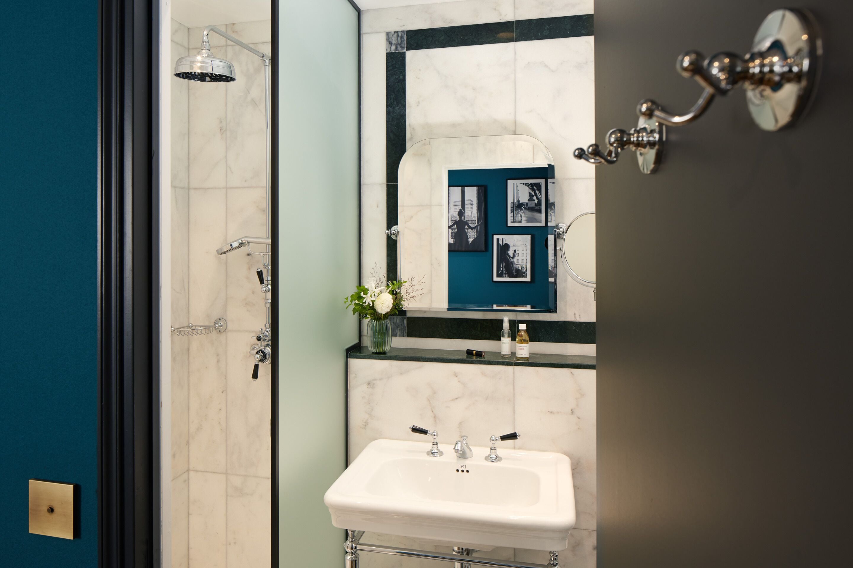 junior suite | bathroom | free toiletries, hair dryer, slippers, towels