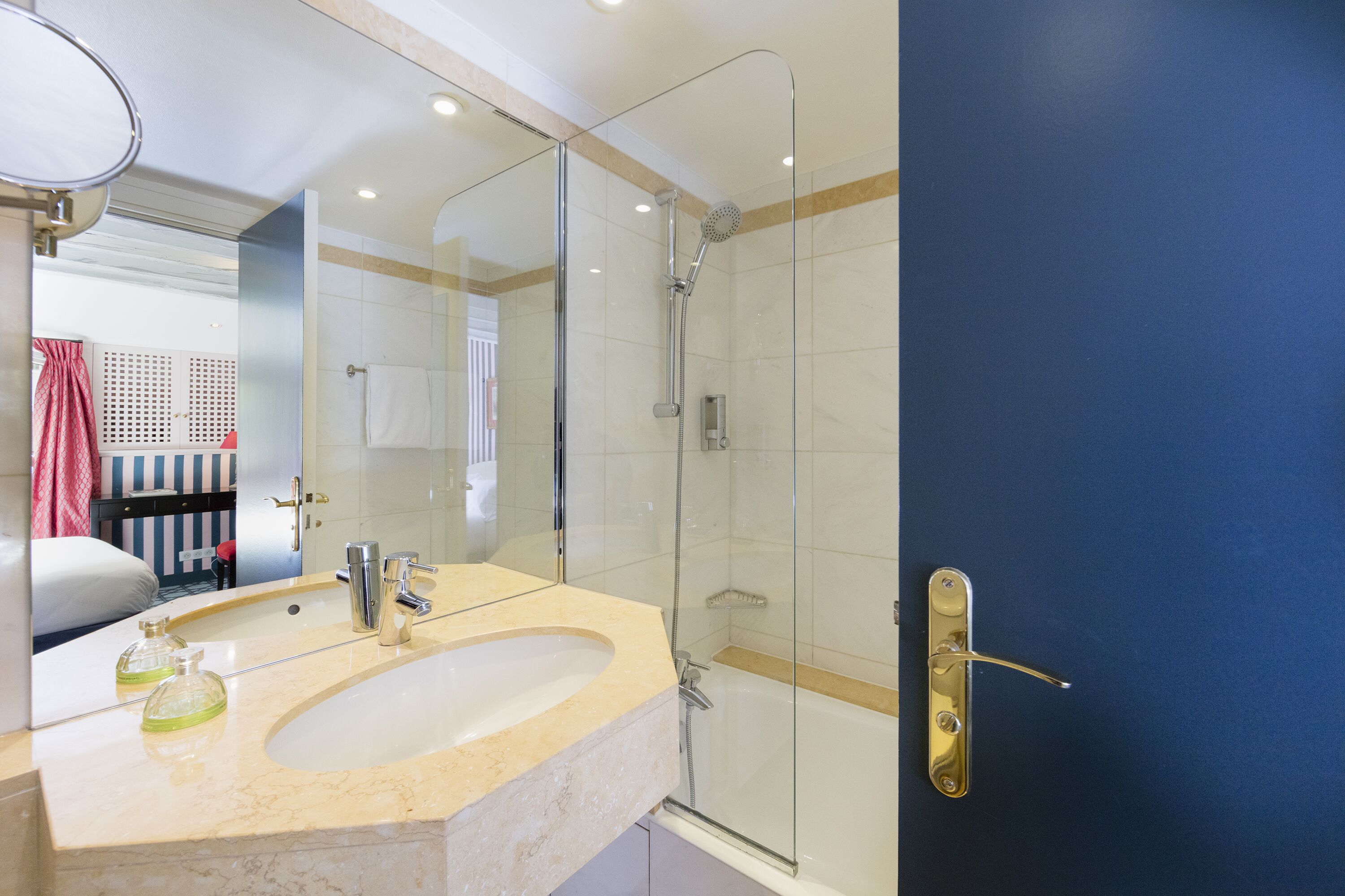 standard double room, bathtub | bathroom | free toiletries, hair dryer, slippers, towels
