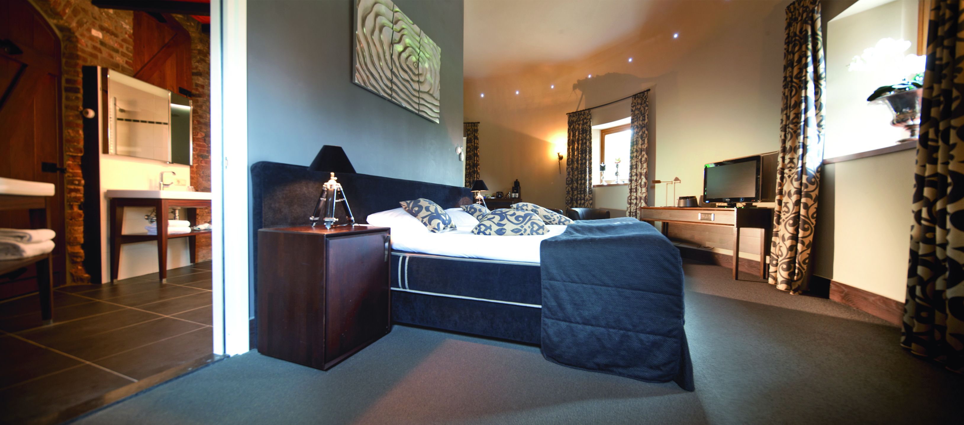 junior suite, 1 double bed, bathtub, tower | minibar, in-room safe, individually decorated, desk