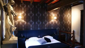 Standaard tweepersoonskamer, 1 tweepersoonsbed | Een minibar, een kluis op de kamer, individueel gedecoreerd, een bureau