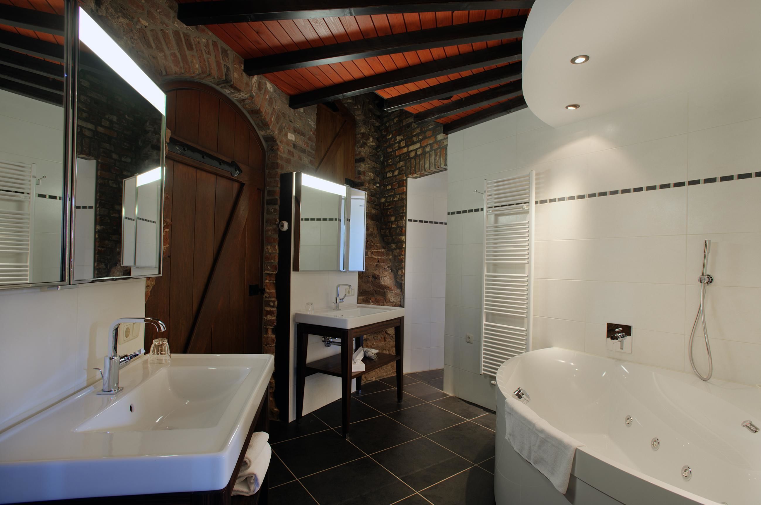 junior suite, 1 double bed, bathtub, tower | bathroom | separate bathtub and shower, free toiletries, hair dryer, bathrobes