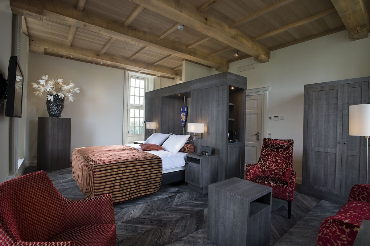 Une chambre à coucher moderne avec un lit, un bureau, une chaise et une armoire.