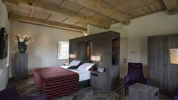 Minibar, Zimmersafe, individuell dekoriert, Schreibtisch