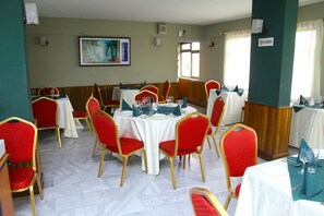 Aamiainen, lounas ja illallinen; kansainvälinen keittiö 