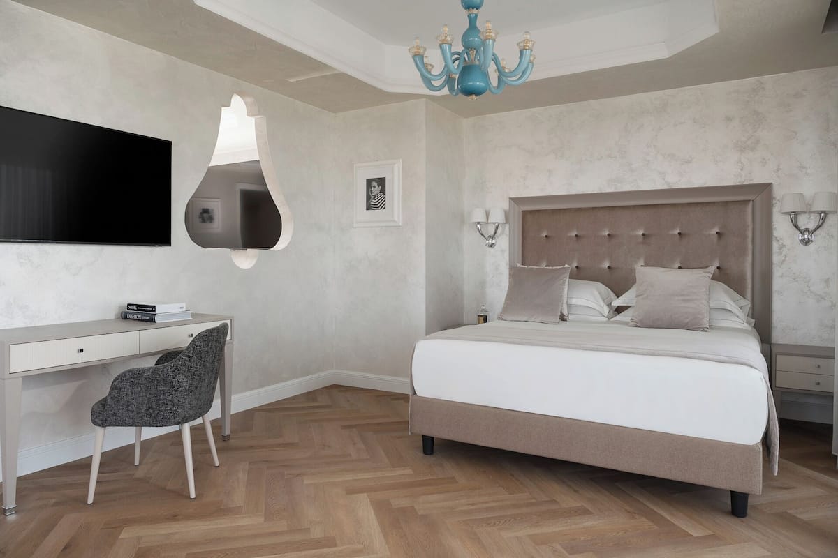 Suite, vista al mar | Minibar, caja de seguridad en la habitación y escritorio