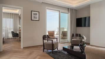 Superior suite, uitzicht op zee | Een minibar, een kluis op de kamer, een bureau, een laptopwerkplek