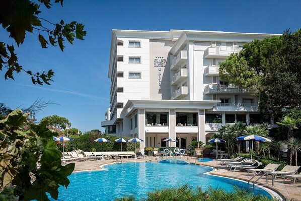 Outdoor pool, pool umbrellas, sun loungers