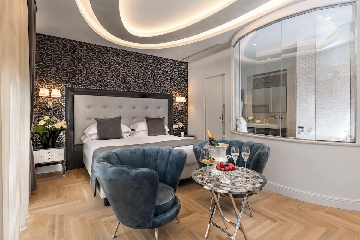 Habitación junior, vista al mar | Minibar, caja de seguridad en la habitación y escritorio