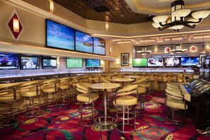 4 bars/lounges
